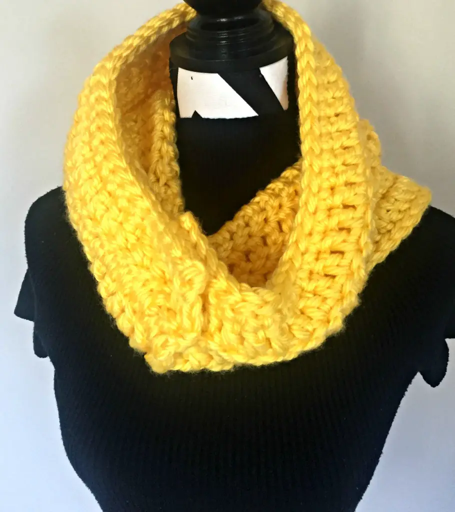 soft chunky button cowl