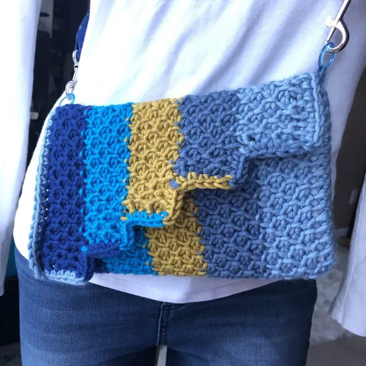 The Tunisian Honeycomb Purse is a fun, quick project to learn tunisian simple and purl stitches. It uses less yarn than a Caron x Pantone braid, so dive into your stash of bulky weight to get started this weekend. #CreationsbyCourtney #Freecrochetpattern